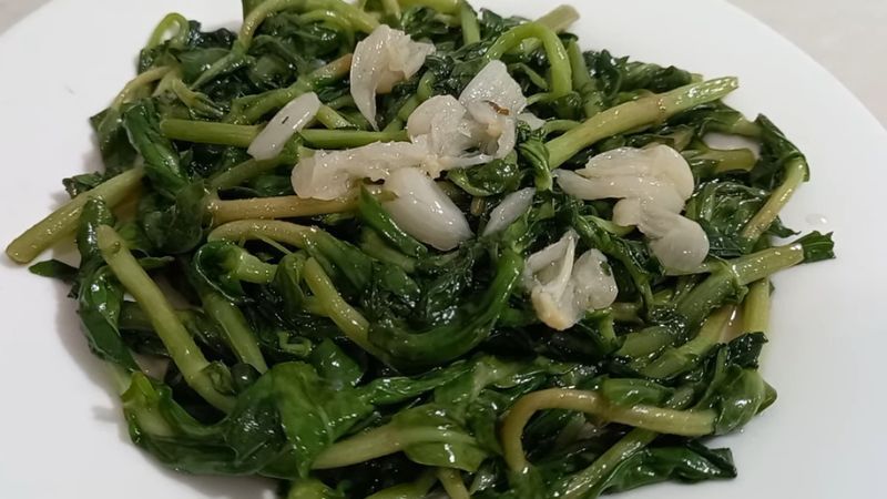 Stir-fried spearmint with garlic