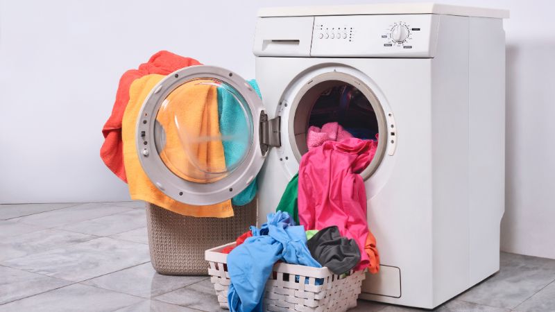 Những tác hại khi để quần áo quá lâu trong máy giặt