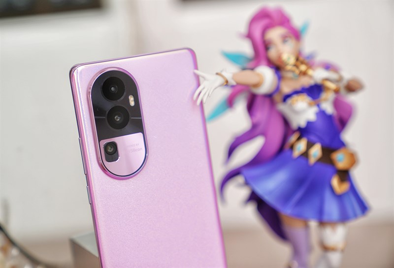Nổi bật nhất trên tổng thể của OPPO Reno10 Pro Star Sound Edition là cụm camera đồng màu với mặt lưng