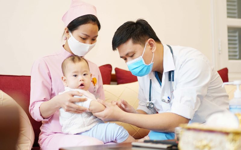 Tùy thuộc vào tình trạng, nguyên nhân đòi bú của bé mà nên có cách xử lý khác nhau