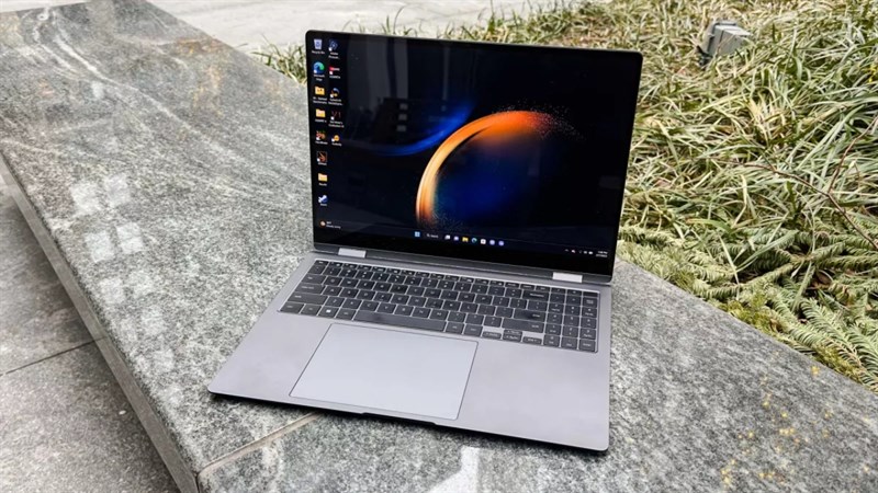 Màn hình AMOLED 16 inch với độ phân giải 3K (2.880 x 1.800 pixels) và tỷ lệ khung hình 16:10 của Galaxy Book 3 Pro 360.