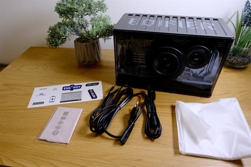 Bên trong hộp đựng Edifier QD35 còn chứa đầy đủ những món phụ kiện cần thiết đi kèm Bên trong hộp đựng Edifier QD35 còn chứa đầy đủ những món phụ kiện cần thiết đi kèm