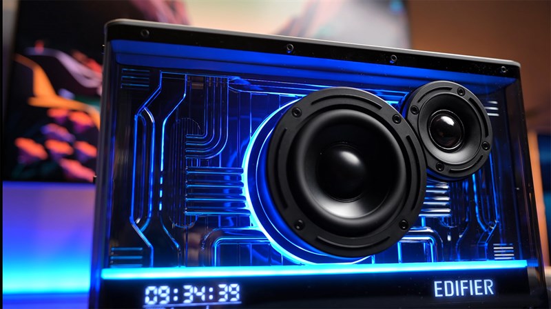 Bên trong mặt trước của Edifier QD35 có rất nhiều chi tiết phức tạp Bên trong mặt trước của Edifier QD35 có rất nhiều chi tiết phức tạp