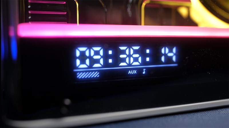 Còn ở bên phải là đèn báo thời gian, kết nối, pin và âm lượng Còn ở bên phải là đèn báo thời gian, kết nối, pin và âm lượng