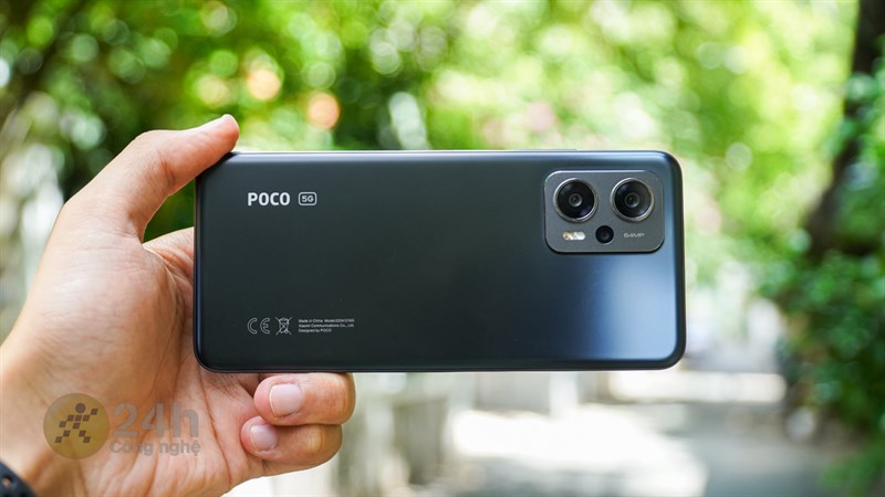 Mặt lưng POCO X4 GT được làm dạng nhám nhưng lại dễ bám mồ hôi, dấu vân tay khi dùng lâu Mặt lưng POCO X4 GT được làm dạng nhám nhưng lại dễ bám mồ hôi, dấu vân tay khi dùng lâu