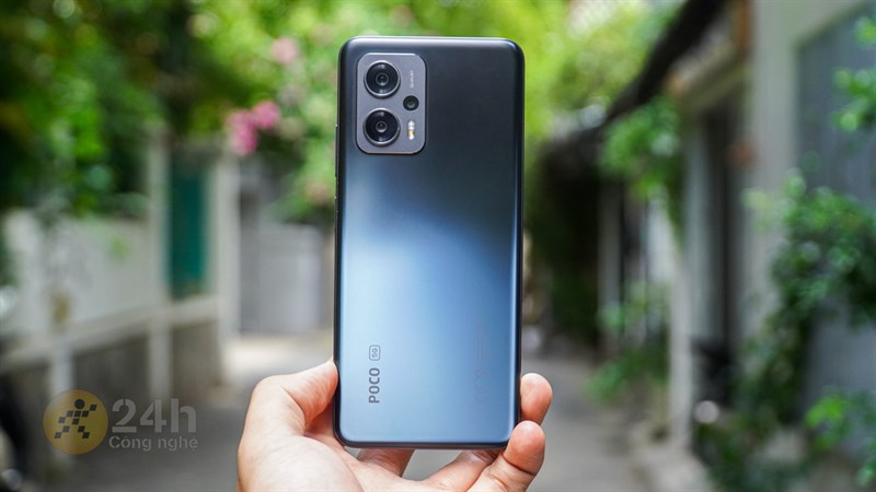 POCO X4 GT sở hữu kích thước, cân nặng lẫn thiết kế hợp lý nên trải nghiệm cầm nắm rất thoải mái POCO X4 GT sở hữu kích thước, cân nặng lẫn thiết kế hợp lý nên trải nghiệm cầm nắm rất thoải mái