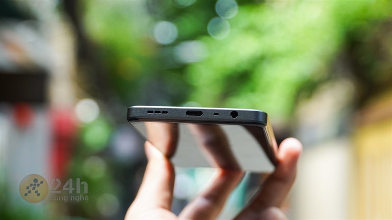 Cạnh dưới của OPPO A78 có cổng sạc, loa ngoài và cổng tai nghe 3.5 mm Cạnh dưới của OPPO A78 có cổng sạc, loa ngoài và cổng tai nghe 3.5 mm