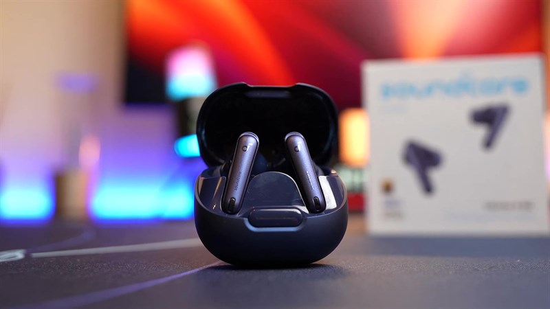 Anker Soundcore Liberty 4 NC kết nối với điện thoại thông qua Bluetooth 5.3 và sử dụng app Soundcore để điều khiển.