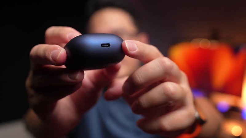 Cạnh dưới của hộp sạc là cổng USB Type C.