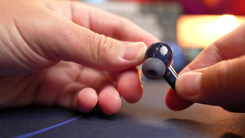 Tai nghe dùng dạng in ear với các nút tai cao su cho trải nghiệm đeo rất vừa vặn và thoải mái.