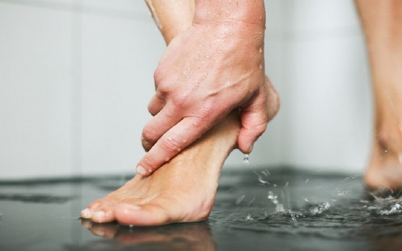 Chà xát vùng lòng bàn chân khi tắm