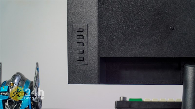 Ở cạnh phải mặt lưng màn hình ASUS VA24EHF chứa nút bấm điều chỉnh Ở cạnh phải mặt lưng màn hình ASUS VA24EHF chứa nút bấm điều chỉnh