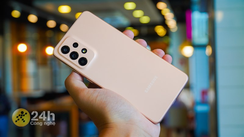 Thiết kế dạng nguyên khối, gọn nhẹ là ưu điểm của Galaxy A33 5G