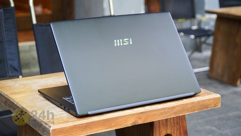 MSI Modern 14 C4M mang phong cách thiết kế tối giản đặc trưng của dòng laptop MSI Modern