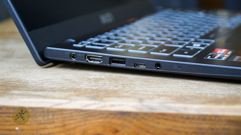 Cạnh trái của MSI Modern 14 C7M với cổng sạc, cổng HDMI, cổng USB-A, cổng USB-C và cổng tai nghe