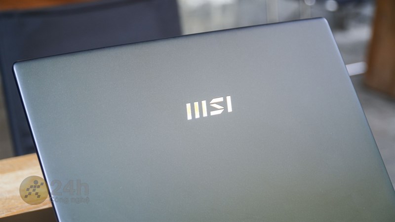 Mặt trước của MSI Modern 14 C7M được chế tác từ nhựa nhám với logo MSI làm điểm nhấn