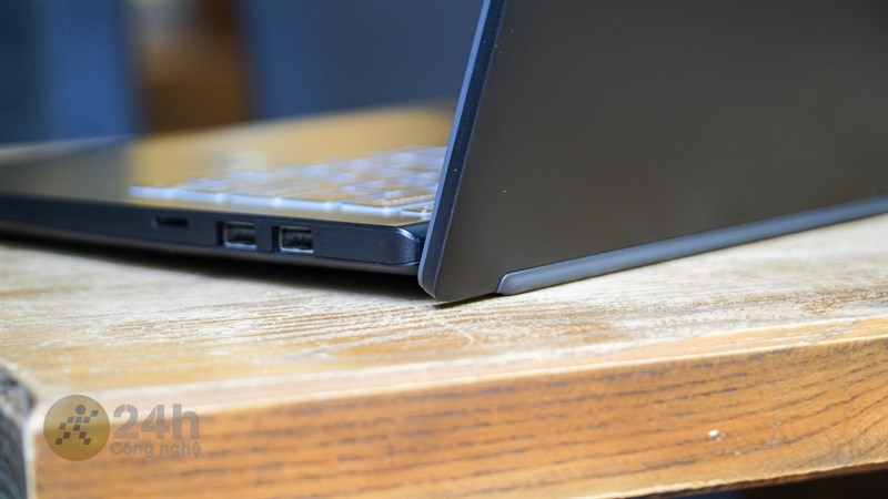 MSI Modern 14 C4M sử dụng bản lề dạng ErgoLift giúp kê cao bàn phím