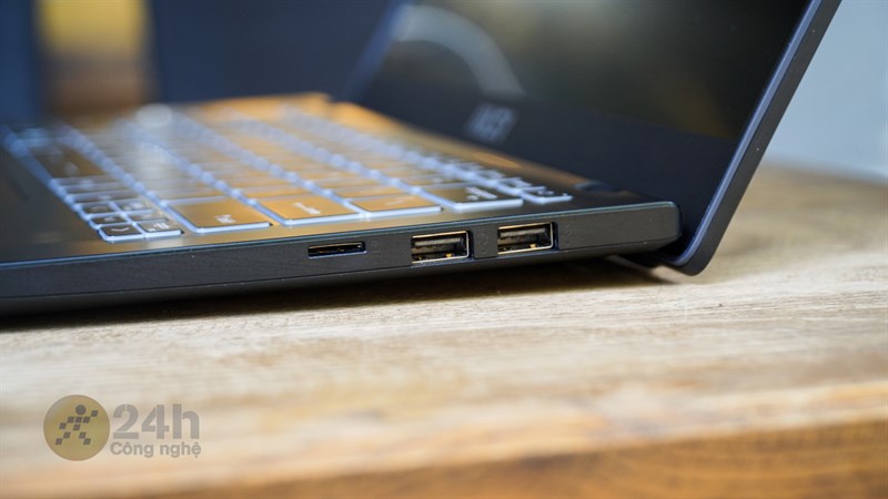 Cạnh phải của MSI Modern 14 C7M có hai cổng USB-A và khe đọc thẻ nhớ MicroSD