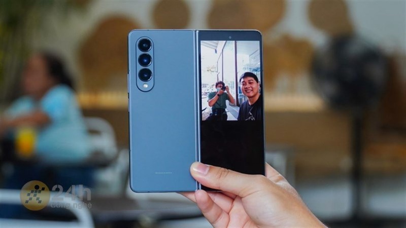 Màn hình phụ của Galaxy Z Fold4 đủ lớn để thực hiện mọi tác vụ hằng ngày
