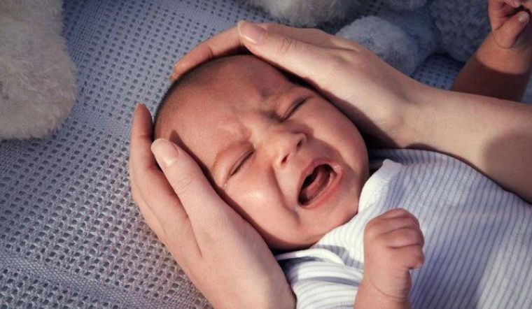 Thay vì quát 'nín ngay' khi con khóc, bố mẹ nên thử 2 cách này