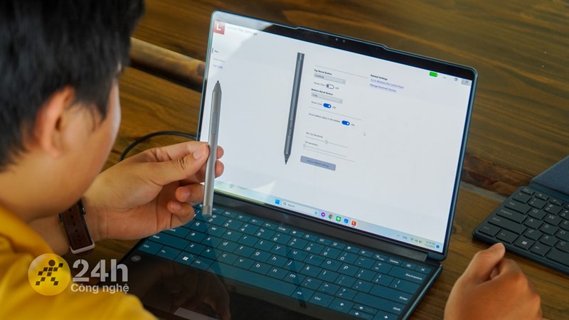 Bút cảm ứng của Lenovo YOGA Book 9i còn giúp bạn có được những trải nghiệm tốt hơn trên 2 màn hình đấy Bút cảm ứng của Lenovo YOGA Book 9i còn giúp bạn có được những trải nghiệm tốt hơn trên 2 màn hình đấy
