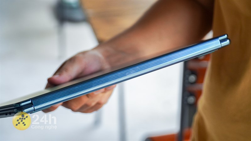 Bản lề của Lenovo YOGA Book 9i cũng là màng loa của sản phẩm Bản lề của Lenovo YOGA Book 9i cũng là màng loa của sản phẩm