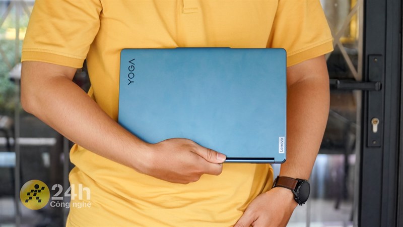 Nhờ được sắp xếp linh kiện bên trong một cách hợp lý mà Lenovo YOGA Book 9i cực kỳ đằm và chắc chắn khi cầm trên tay Nhờ được sắp xếp linh kiện bên trong một cách hợp lý mà Lenovo YOGA Book 9i cực kỳ đằm và chắc chắn khi cầm trên tay