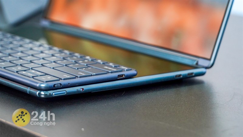 Tuy vậy, viền xung quanh của Lenovo YOGA Book 9i được làm bóng bẩy nên mọi người phải bảo quản rất kỹ để hạn chế những vết trầy đáng tiếc Tuy vậy, viền xung quanh của Lenovo YOGA Book 9i được làm bóng bẩy nên mọi người phải bảo quản rất kỹ để hạn chế những vết trầy đáng tiếc