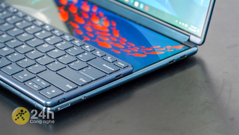 Cạnh phải của Lenovo YOGA Book 9i Cạnh phải của Lenovo YOGA Book 9i