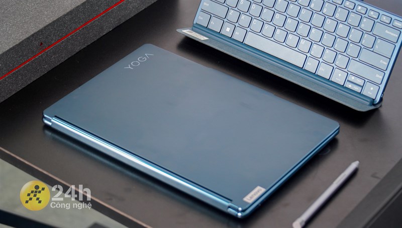 Nhìn từ bên ngoài Lenovo YOGA Book 9i không quá khác biệt so với những mẫu laptop thông thường Nhìn từ bên ngoài Lenovo YOGA Book 9i không quá khác biệt so với những mẫu laptop thông thường
