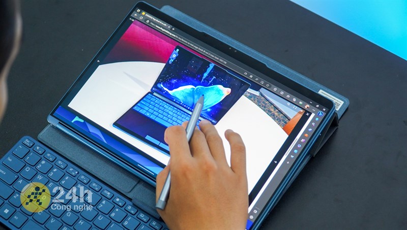 Lenovo YOGA Book 9i còn có khả năng hiển thị màu tốt và độ sáng cao Lenovo YOGA Book 9i còn có khả năng hiển thị màu tốt và độ sáng cao