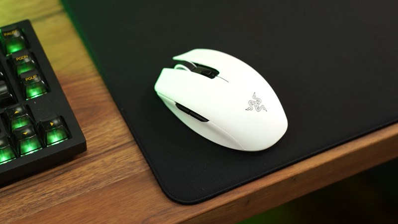 Cạnh bên trái của Razer Orochi V2 được thiết kế vừa vặn với ngón tay cái Cạnh bên trái của Razer Orochi V2 được thiết kế vừa vặn với ngón tay cái