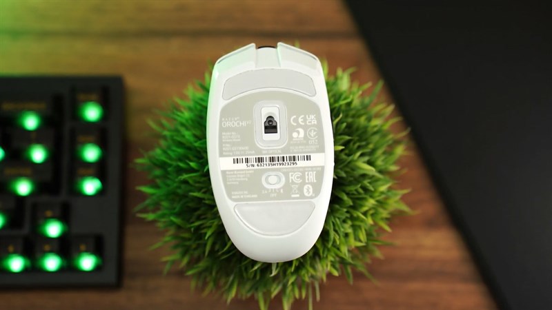 Mặt dưới của chuột Razer Orochi V2 có cảm biến, công tắc, đế chuột và một vài thông số sản phẩm Mặt dưới của chuột Razer Orochi V2 có cảm biến, công tắc, đế chuột và một vài thông số sản phẩm