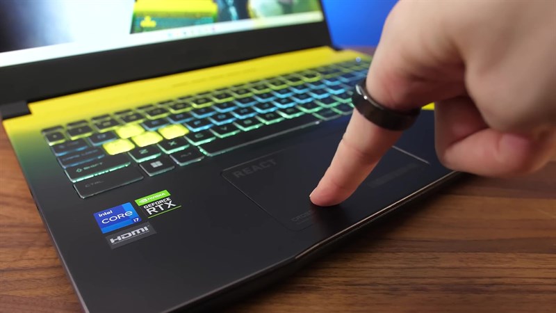 Touchpad của máy có kích thước vừa phải. Touchpad của máy có kích thước vừa phải.