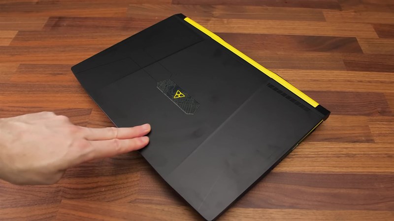 MSI Crosshair 15 Rainbow Six Extraction Edition dễ nhận biết và gợi lên cảm giác rất công nghệ. MSI Crosshair 15 Rainbow Six Extraction Edition dễ nhận biết và gợi lên cảm giác rất công nghệ.