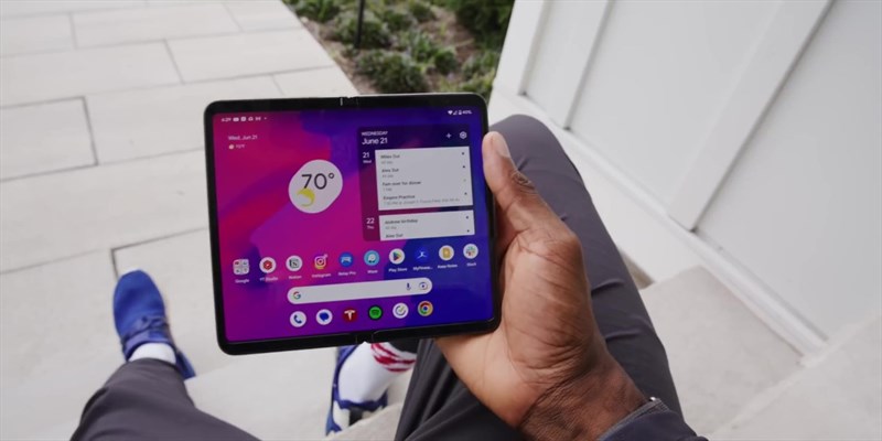 Pixel Fold vẫn còn một điểm trừ đáng kể là viền tương đối dày xung quanh màn hình bên trong. Pixel Fold vẫn còn một điểm trừ đáng kể là viền tương đối dày xung quanh màn hình bên trong.