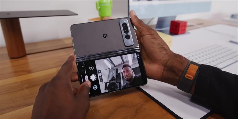 Một tính năng thú vị khác, mà Pixel Fold đã mượn từ dòng Galaxy Fold, là chế độ selfie camera sau. Một tính năng thú vị khác, mà Pixel Fold đã mượn từ dòng Galaxy Fold, là chế độ selfie camera sau.