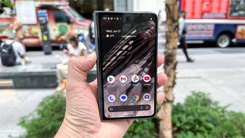 Cả hai màn hình OLED của Pixel Fold đều được đánh giá cao nhờ vào màu sắc sống động, góc nhìn rộng và tốc độ làm mới 120 Hz mượt mà. Cả hai màn hình OLED của Pixel Fold đều được đánh giá cao nhờ vào màu sắc sống động, góc nhìn rộng và tốc độ làm mới 120 Hz mượt mà.