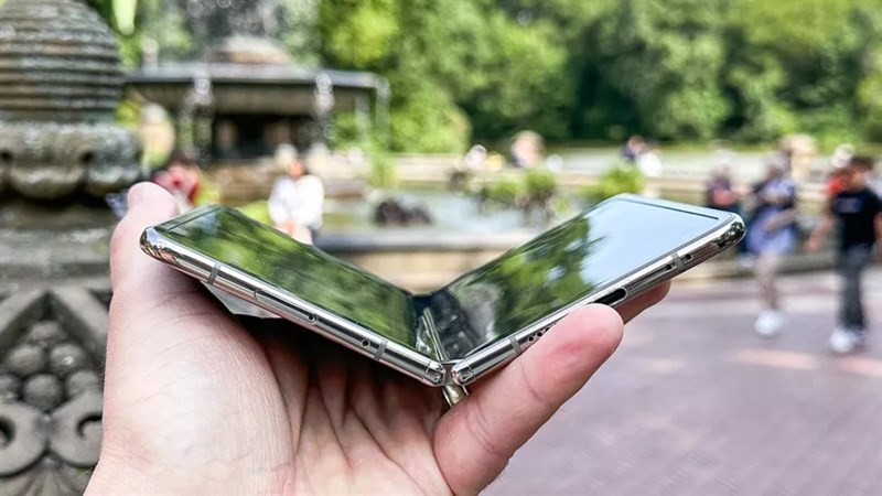 Google đã sử dụng bản lề ma sát chất lỏng trên Pixel Fold. Google đã sử dụng bản lề ma sát chất lỏng trên Pixel Fold.