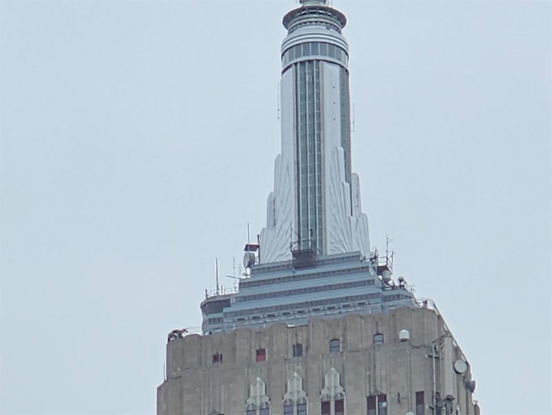 Tác giả đã kiểm tra chức năng zoom quang học bằng cách chụp đỉnh của tòa nhà Empire State Building ở mức zoom 5x. Tác giả đã kiểm tra chức năng zoom quang học bằng cách chụp đỉnh của tòa nhà Empire State Building ở mức zoom 5x.