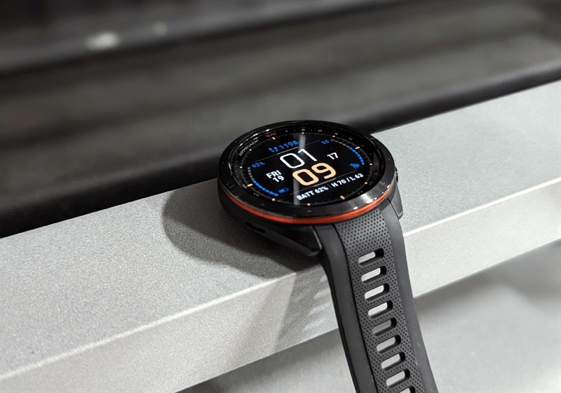 Garmin Approach S70 có phần dây đeo được thiết kế dạng cong mới giúp ôm tay người dùng hơn