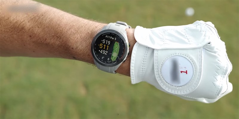 Garmin Approach S70 có khung viền được làm từ gốm cao cấp nên sản phẩm này còn là món phụ kiện thời trang