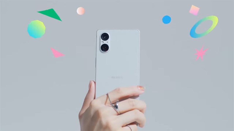 Điểm đáng chú ý nhất trên Xperia 5 V là cụm camera kép