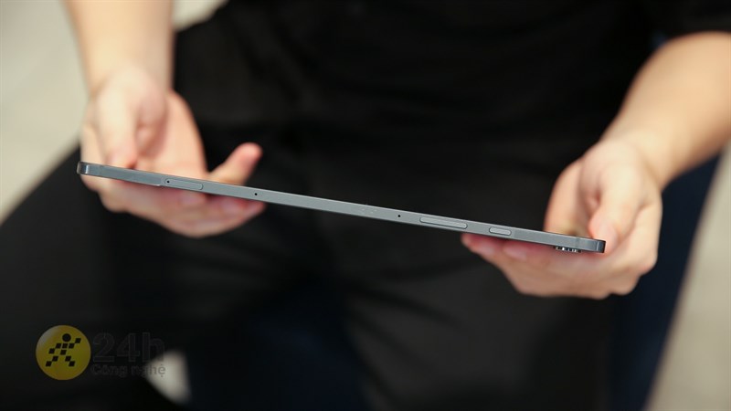 Cạnh phải của Galaxy Tab S9 có cụm nút nguồn, nút tăng/giảm âm lượng