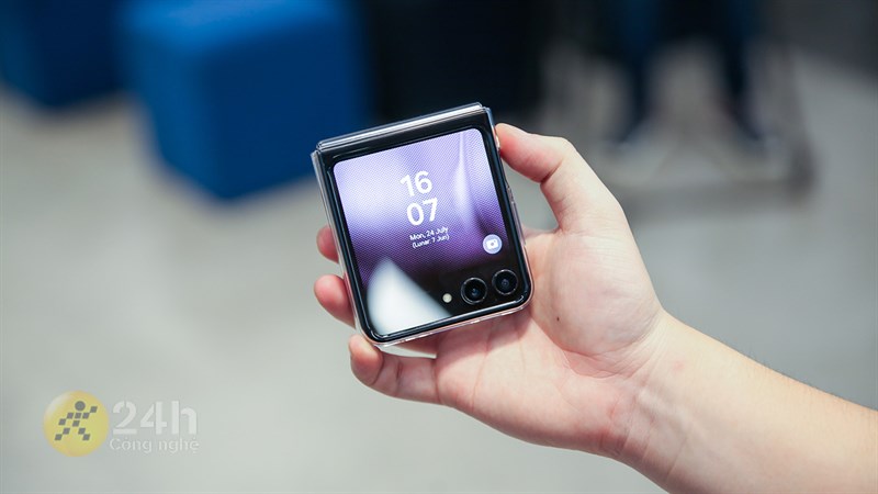 Galaxy Z Flip5 vẫn có kích thước nhỏ gọn