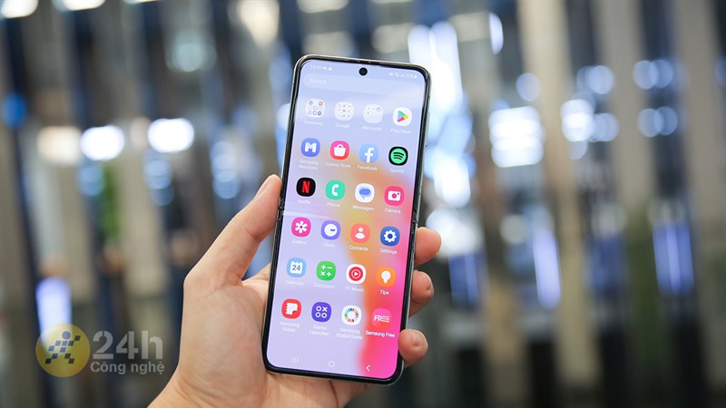 Galaxy Z Flip5 còn có thể đáp ứng tốt khả năng đa nhiệm với dung lượng RAM 8 GB