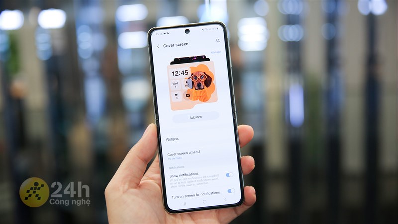 Galaxy Z Flip5 còn cho phép người dùng tùy biến màn hình khóa Flex Window