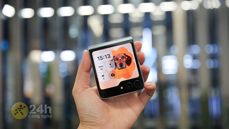 Điểm nhấn nổi bật nhất của Galaxy Z Flip5 là màn hình phụ được gọi là Flex Window