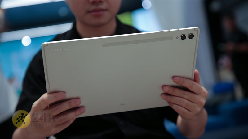 Galaxy Tab S9+ và Galaxy Tab S9 Ultra đều được trang bị cụm hai camera sau