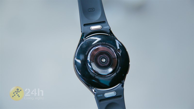 Các bạn có thể thay dây đeo cực kỳ dễ dàng với chỉ một lần bấm Các bạn có thể thay dây đeo cực kỳ dễ dàng với chỉ một lần bấm